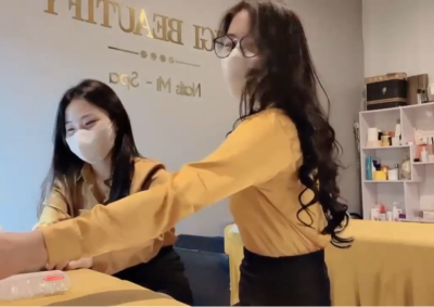 Gái spa rảnh háng thụt cu giả vào bím nơi làm việc xem trực tuyến
